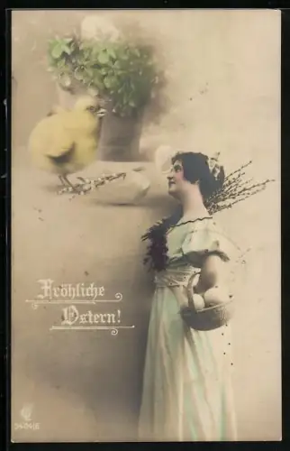 Foto-AK GL Co Nr. 3404/6: Junge Frau mit einem Korb voller Ostereier betrachtet ein Osterküken, Fröhliche Ostern!