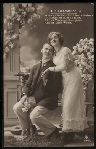 Foto-AK GL Co Nr. 3768/2: Verliebtes Paar in trauter Umarmung