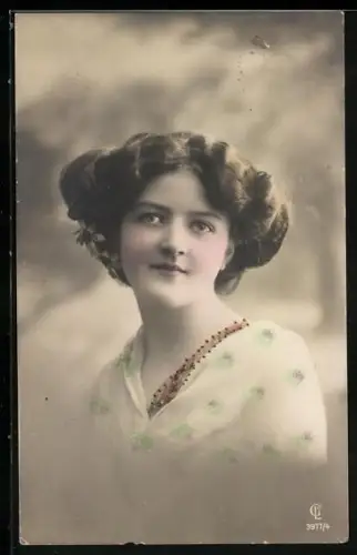 Foto-AK GL Co Nr. 3917/4: Junges Mädchen mit nachdenklichem Blick