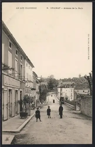 AK Gramat, Avenue de la Gare avec des passants