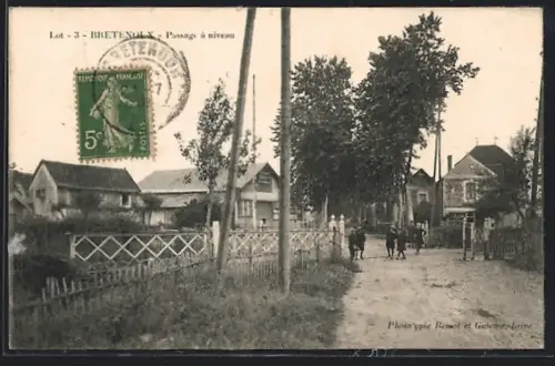 AK Bretenoux, Passage à niveau avec village en arrière-plan