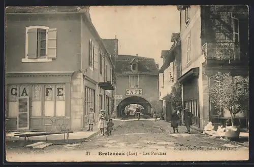 AK Bretenoux /Lot, Les Porches et le café au centre du village