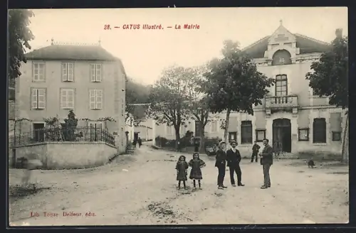 AK Catus, La Mairie avec des habitants sur la place du village
