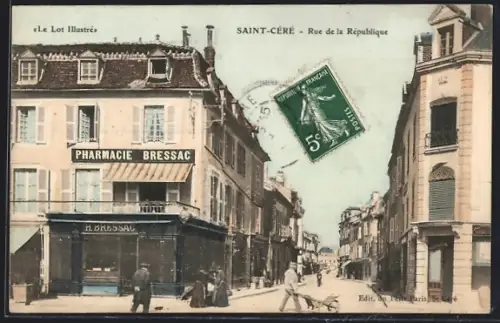 AK Saint-Céré, Rue de la République avec la Pharmacie Bressac et passants