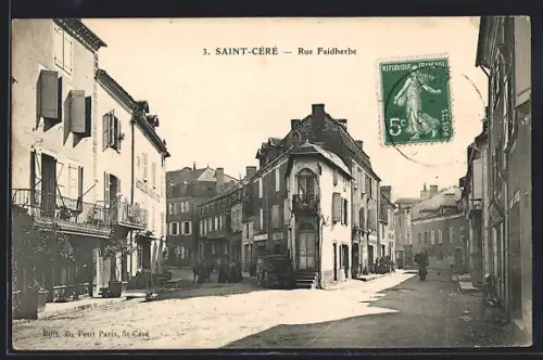 AK Saint-Céré, Rue Faidherbe avec bâtiments historiques et rue animée