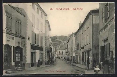 AK Catus, Rue du Pont animée avec passants et bâtiments historiques