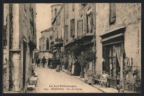 AK Montcuq, Rue de l`Église animée avec passants et boutiques