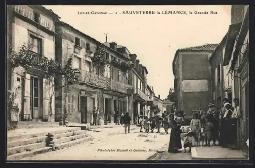 AK Sauveterre-la-Lemance, La Grande Rue animée avec habitants et commerces