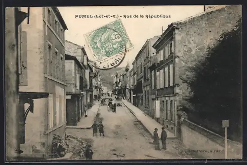 AK Fumel /Lot-et-G., Rue de la République animée avec passants et bâtiments historiques