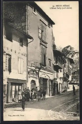 AK Petit-Nérac, L`Hôtel Sully, XVIIe siècle, et rue animée avec enfants