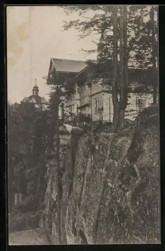 AK Hvezda u Police n. M., Häuser am Felsen