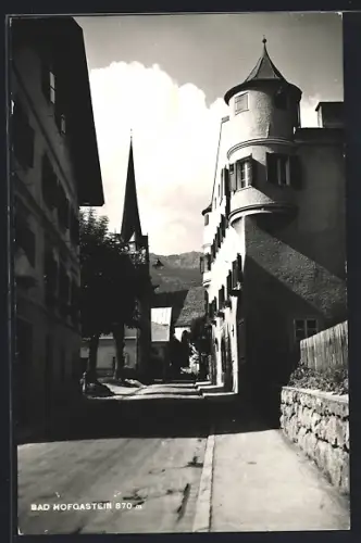 AK Bad Hofgastein, Strassenpartie mit Blick zur Kirche