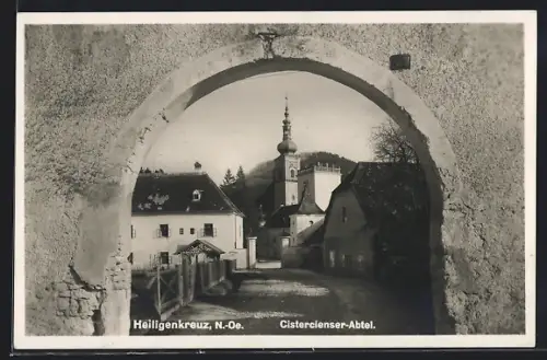 AK Heiligenkreuz /N.-Oe., Cistercienser-Abtei mit Strassenpartie
