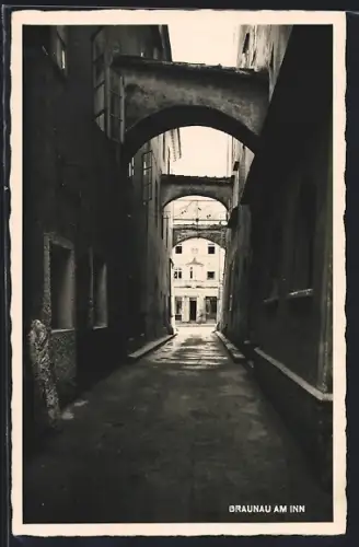AK Braunau am Inn, Strassenpartie, Gasse mit Torbögen