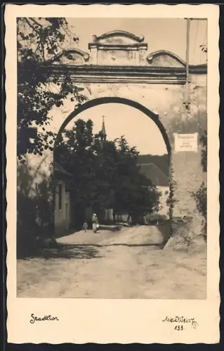 AK Gars, Strassenpartie mit Stadttor