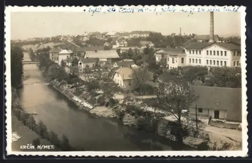 AK Krcin n. Met., Flusspartie mit Brücke u. Ort aus der Vogelschau, Fabrikschlot