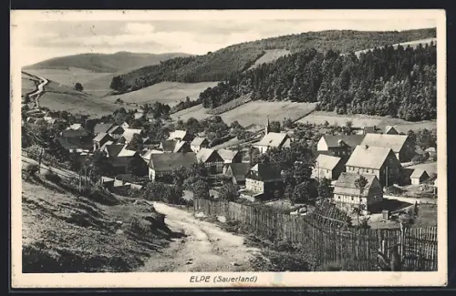 AK Elpe /Sauerland, Ortsansicht mit Fachwerkhäusern und umliegender Hügellandschaft