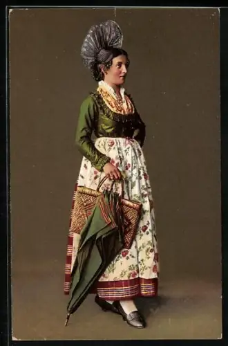 AK Schwyz, Frau in Jungferntracht mit Tasche und Schirm