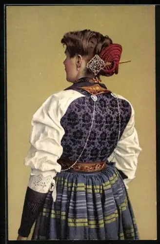 AK Unterwaldnermädchen in Tracht mit Haarspange