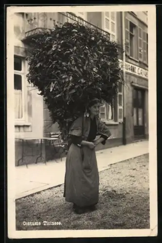 AK Costume Ticinese, Arbeiterin mit Last auf dem Rücken