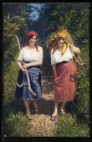 AK Bäuerinnen kehren von der Arbeit auf dem Felde zurück