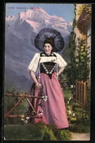 AK Bernerin in Festtagstracht vor Gebirgskulisse