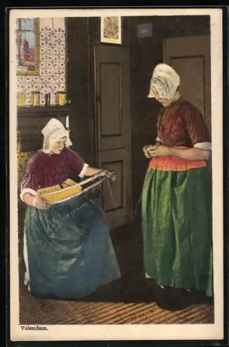 AK Zwei Frauen rollen ein Knäuel Wolle auf