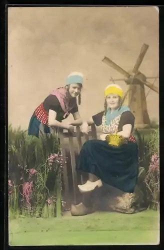 AK Holländerinen vor einer Windmühle