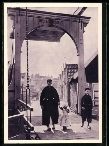 AK Vater mit Kindern in niederländischer Tracht