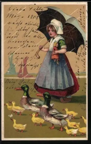 AK Mädchen mit einer Puppe und Regenschirm hütet Entenfamilie