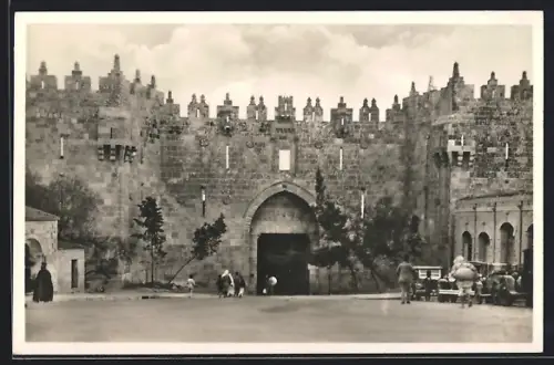 AK Jerusalem, Damaskustor mit Passanten