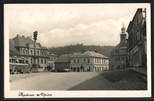AK Upice, Ortspartie mit Denkmal und Rathaus