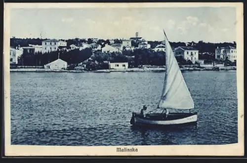 AK Malinska, Segelboot auf Fluss mit Stadt im Hintergrund
