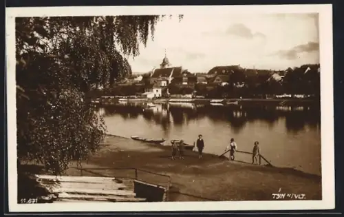 AK Týn n. Vlt., Blick über den Fluss zur Ortschaft