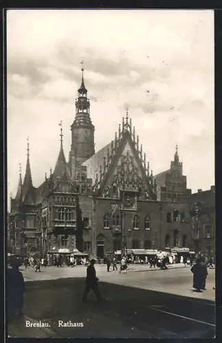 AK Breslau, Passanten und Geschäfte am Rathaus