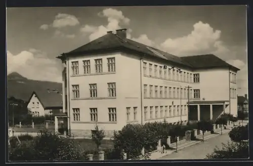 AK Mimon, Gebäude im Ort