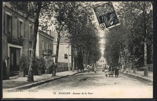 AK Avallon, Avenue de la Gare, Menschen auf der Strasse