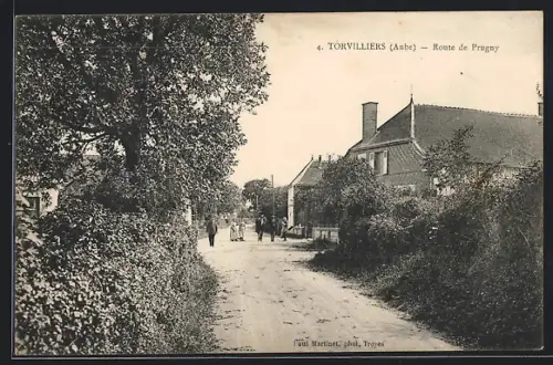 AK Torvilliers, Route de Prugny avec passants et maisons rurales