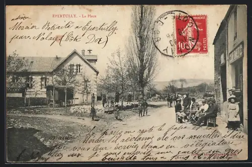 AK Epertully, La Place, Einwohner sitzen vorm Cafe