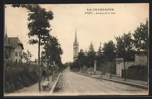 AK Avize, Avenue de la Gare, Strassenpartie mit Kirche und Passanten
