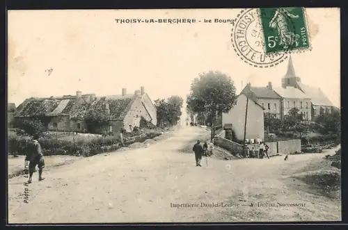 AK Thoisy-la-Berchere, Le Bourg, vue sur l`Eglise