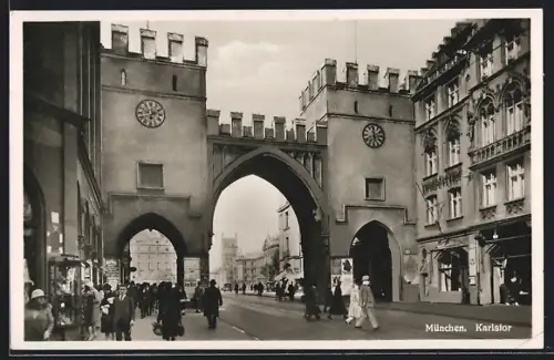 AK München, Passanten am Karlstor