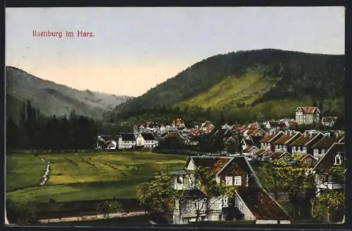 AK Ilsenburg /Harz, Ortspartie mit Bergen