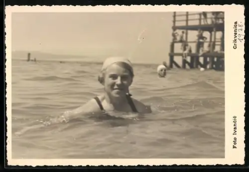 AK Crikvenica, Sommergäste baden im Meer