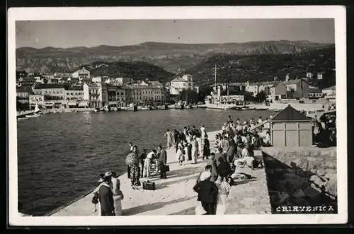 AK Crikvenica, Passagiere warten auf ihr Schiff im Hafen