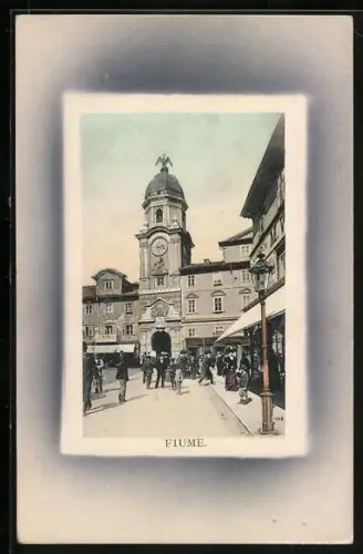 AK Fiume, Ortspartie mit Uhrenturm im Passepartout-Rahmen