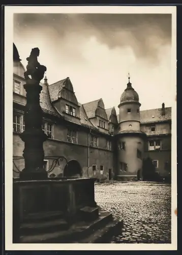 Foto-AK Deutscher Kunstverlag: Coburg, Ehrenburg, Schlosshof mit Brunnen