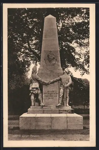 AK Potsdam, Kriegerdenkmal mit zwei Soldaten und Obelisk