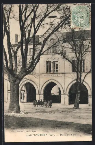 AK Tournon /Lot, Hôtel de Ville avec arbres et passants