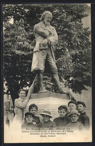 AK Nérac, Statue de J. de Romas, inventeur du cerf-volant électrique, avec enfants posant devant